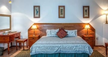 Schlafzimmer aus Holz - rustikal bis antik